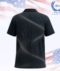 เสื้อโปโลพิมพ์ลายเส้นโค้งสีดำ แขนสั้น ปกคอปก มีลายเส้นโค้งสีขาวทั่วตัวเสื้อ ภาพที่ 2