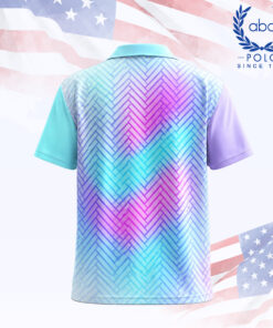 เสื้อโปโลพิมพ์ลายลายกราฟิกสีม่วงฟ้า แขนสั้น ปกคอปกสีขาว แขนเสื้อสองข้างสีม่วงและฟ้า ภาพที่ 2