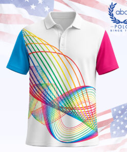 เสื้อโปโลพิมพ์ลายลายเส้นสีรุ้งบนพื้นสีขาว แขนเสื้อด้านซ้ายสีฟ้าและแขนเสื้อด้านขวาสีชมพู