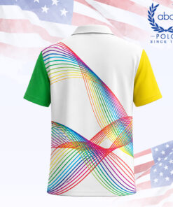 เสื้อโปโลพิมพ์ลายลายเส้นสีรุ้งบนพื้นสีขาว แขนเสื้อด้านซ้ายสีฟ้าและแขนเสื้อด้านขวาสีชมพู ภาพที่ 2