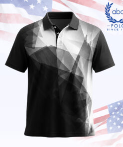 เสื้อโปโลพิมพ์ลายกราฟิกสีขาวดำ แขนสั้น คอปก มีลวดลายกราฟิกสีขาวและดำตัดกันอย่างชัดเจน
