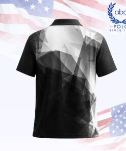 เสื้อโปโลพิมพ์ลายกราฟิกสีขาวดำ แขนสั้น คอปก มีลวดลายกราฟิกสีขาวและดำตัดกันอย่างชัดเจน ภาพที่ 2