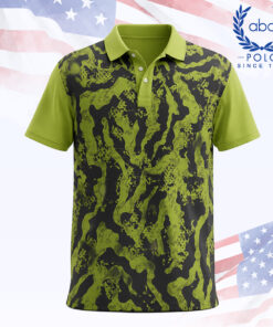 เสื้อโปโลพิมพ์ลายกราฟิกสีเขียว แขนสั้น ปกเสื้อสีเขียวล้วน ลายกราฟิกสีดำและเขียวบนตัวเสื้อ