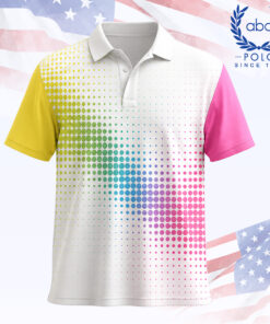 เสื้อโปโลพิมพ์ลายจุดสีรุ้ง แขนสั้น สีเหลืองที่แขนซ้ายและสีชมพูที่แขนขวา ตัวเสื้อสีขาวมีลายจุดสีรุ้งกระจายทั่วด้านหน้า