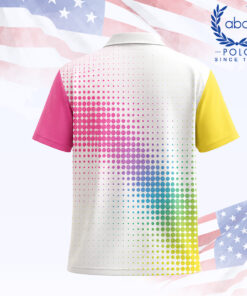 เสื้อโปโลพิมพ์ลายจุดสีรุ้ง แขนสั้น สีเหลืองที่แขนซ้ายและสีชมพูที่แขนขวา ตัวเสื้อสีขาวมีลายจุดสีรุ้งกระจายทั่วด้านหน้า ภาพที่ 2