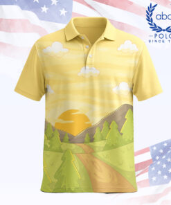เสื้อโปโลพิมพ์ลายสีเหลืองลายทิวทัศน์พระอาทิตย์ตก มีภูเขา ต้นไม้ และเมฆบนเสื้อ