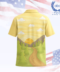 เสื้อโปโลพิมพ์ลายสีเหลืองลายทิวทัศน์พระอาทิตย์ตก มีภูเขา ต้นไม้ และเมฆบนเสื้อ ภาพที่ 2
