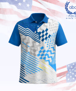 เสื้อโปโลแขนสั้นพิมพ์ลายกราฟิกโทนสีน้ำเงินและขาว มีลายเส้นและลวดลายหลากหลายบนตัวเสื้อ แขนและปกเสื้อเป็นสีน้ำเงิน