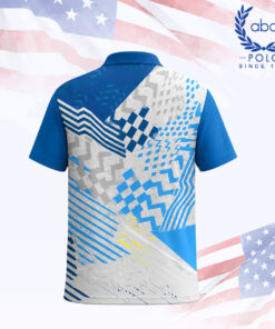 เสื้อโปโลแขนสั้นพิมพ์ลายกราฟิกโทนสีน้ำเงินและขาว มีลายเส้นและลวดลายหลากหลายบนตัวเสื้อ แขนและปกเสื้อเป็นสีน้ำเงิน ภาพที่ 2