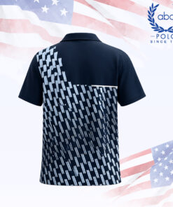 เสื้อโปโลแขนสั้นสีน้ำเงินเข้มพิมพ์ลายกราฟิกสีขาวและน้ำเงินเข้ม ดีไซน์ทันสมัย มีปกและกระดุมหน้า ภาพที่ 2