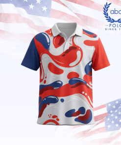 เสื้อโปโลพิมพ์ลายกราฟิกสีแดง น้ำเงิน และขาว แขนสั้น ปกสีขาว
