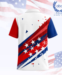 ภาพเสื้อโปโลพิมพ์ลายลายดาวสีแดงน้ำเงินขาว แขนสั้น ปกปุ่มสองเม็ด แขนซ้ายสีแดง แขนขวาสีน้ำเงิน ลายดาวและเส้นขวางสีแดงน้ำเงินบนพื้นสีขาว ภาพที่ 2
