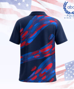เสื้อโปโลพิมพ์ลายลายกราฟิกสีน้ำเงินและแดง แขนสั้น ปกปกติ มีลวดลายกราฟิกสีแดงและน้ำเงินบนพื้นเสื้อสีน้ำเงินเข้ม ภาพที่ 2