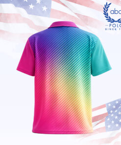 เสื้อโปโลพิมพ์ลายแขนสั้นไล่เฉดสีรุ้งสดใส มีปกเสื้อสีชมพูเข้ม แขนซ้ายสีเขียวเข้ม แขนขวาสีชมพูสด ภาพที่ 2