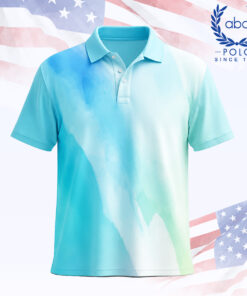 เสื้อโปโลพิมพ์ลายสีฟ้าโทนฟ้าเขียว มีลายสีน้ำไล่เฉดสีจากฟ้าเข้มไปฟ้าอ่อนและเขียวอ่อน แขนสั้น ปกเสื้อมี 3 ปุ่ม