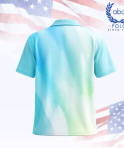 เสื้อโปโลพิมพ์ลายสีฟ้าโทนฟ้าเขียว มีลายสีน้ำไล่เฉดสีจากฟ้าเข้มไปฟ้าอ่อนและเขียวอ่อน แขนสั้น ปกเสื้อมี 3 ปุ่ม ภาพที่ 2