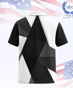 เสื้อโปโลพิมพ์ลายลายกราฟิกสีขาวดำ แขนสั้น ปกคอปก มีดีไซน์ลายกราฟิกสีดำและขาวตัดกันอย่างชัดเจน ภาพที่ 2