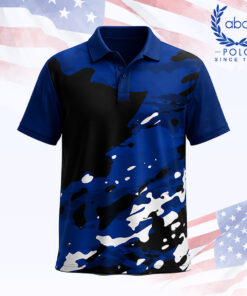 เสื้อโปโลพิมพ์ลายลายพรางสีดำ น้ำเงิน และขาว แขนสั้น คอปก มีปุ่มกระดุมสามเม็ด