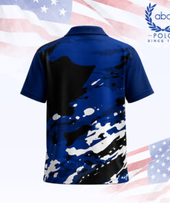เสื้อโปโลพิมพ์ลายลายพรางสีดำ น้ำเงิน และขาว แขนสั้น คอปก มีปุ่มกระดุมสามเม็ด ภาพที่ 2