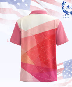 เสื้อโปโลพิมพ์ลายลายกราฟิกโทนสีชมพูแดง แขนสั้น ปกเสื้อสีชมพูเข้ม มีลวดลายเส้นขาวตัดทับบนพื้นสีชมพูและแดง ภาพที่ 2