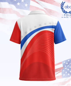 เสื้อโปโลพิมพ์ลายสีขาวแขนซ้ายสีน้ำเงิน แขนขวาสีแดง มีลายโค้งสีแดง น้ำเงิน และขาว พร้อมลายดาวสีเทาบนพื้นขาว ภาพที่ 2