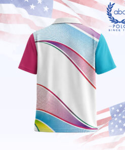 เสื้อโปโลพิมพ์ลายลายเส้นโค้งสีสันสดใส แขนซ้ายสีฟ้า แขนขวาสีชมพู คอปกสีขาว มีลวดลายเส้นโค้งหลากสีบนพื้นสีขาว ภาพที่ 2