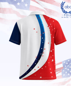 เสื้อโปโลพิมพ์ลายลายดาวสีแดง น้ำเงิน และขาว แขนสั้น ปกเสื้อสีขาว ดีไซน์ลายดาวกระจายทั่วตัวเสื้อ ภาพที่ 2
