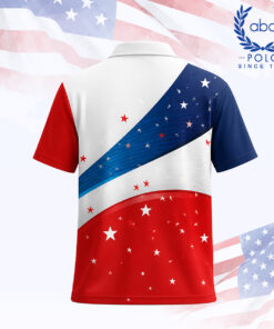 เสื้อโปโลพิมพ์ลายลายดาว สีแดง น้ำเงิน ขาว แขนสั้น ปกปกติ ด้านซ้ายแขนสีแดง ด้านขวาแขนสีน้ำเงิน ลายดาวสีขาวและแดงบนพื้นสีขาวและแดง ภาพที่ 2
