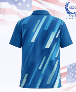 เสื้อโปโลพิมพ์ลายดีไซน์กราฟิกสีฟ้าและน้ำเงิน มีปกและกระดุมสามเม็ด แขนสั้น ภาพที่ 2