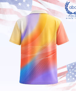 เสื้อโปโลพิมพ์ลายแขนสั้น สีสันสดใส มีลวดลายเส้นโค้งหลากสี ตั้งแต่สีขาว ส้ม เหลือง ฟ้า และม่วง ภาพที่ 2