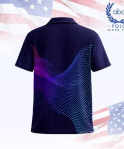 เสื้อโปโลพิมพ์ลายสีกรมท่ามีลายเส้นสีสันสดใสโค้งเว้าสีส้ม ชมพู และม่วง ตัดกับพื้นหลังลายจุดเล็กๆ ภาพที่ 2