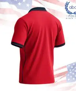เสื้อโปโลพนักงานสีแดงสด ปกและแขนเสื้อขอบสีกรมท่า มีปุ่มกระดุมสามเม็ด ดีไซน์เรียบง่าย ภาพที่ 2